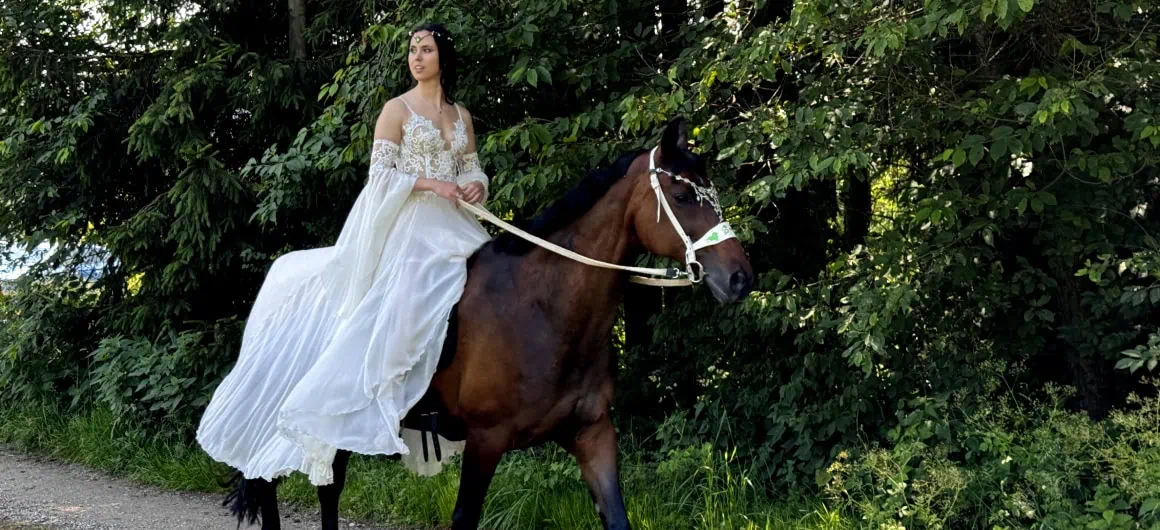 Festlich vorbereiteter Hofbereich für eine Hochzeit