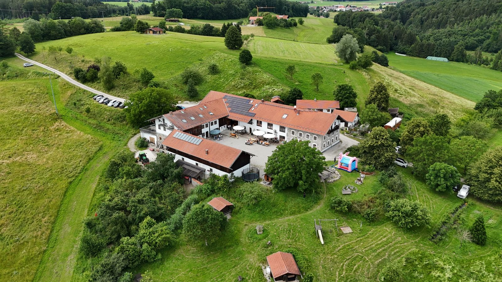 Innenhof des Landguts aus der Luft