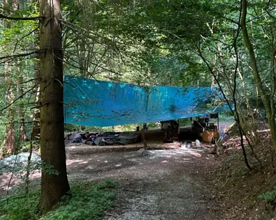 Wildniscamp und Outdoorbereich in der Natur